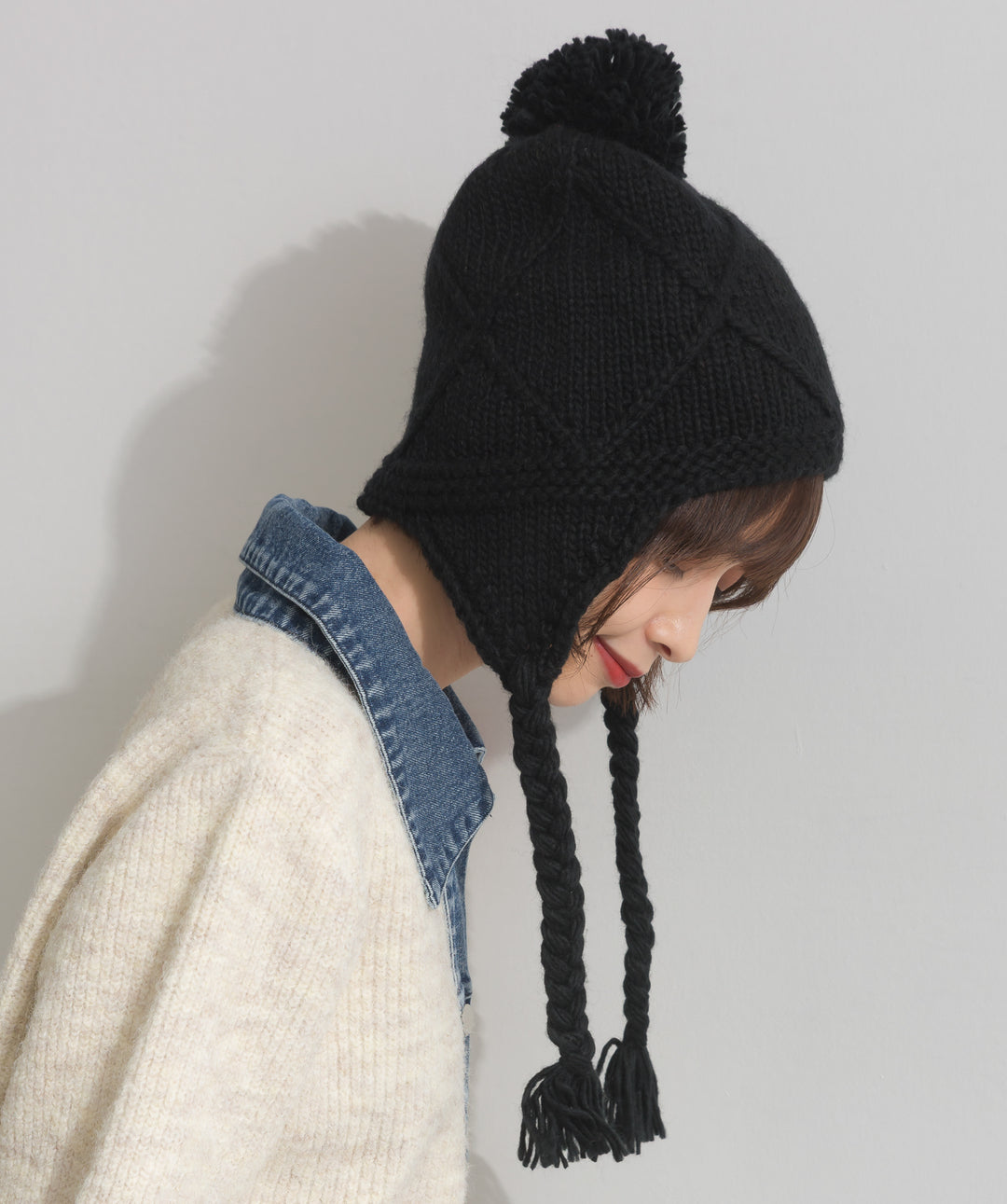 ポンポン付きケーブルニットキャップ