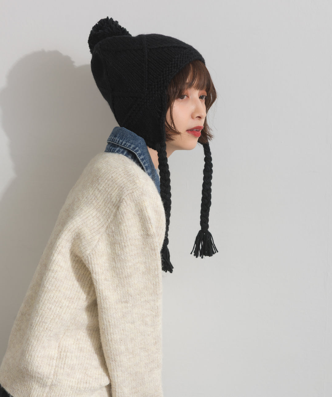 ポンポン付きケーブルニットキャップ