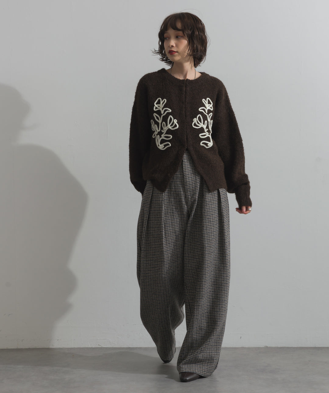 テープ刺繍ニットカーディガン