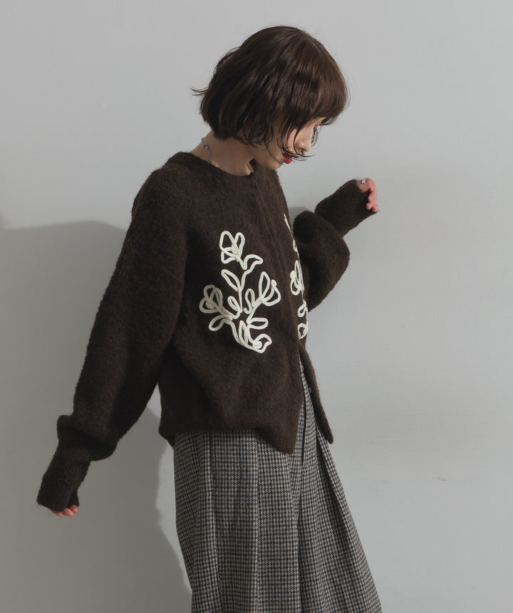 テープ刺繍ニットカーディガン
