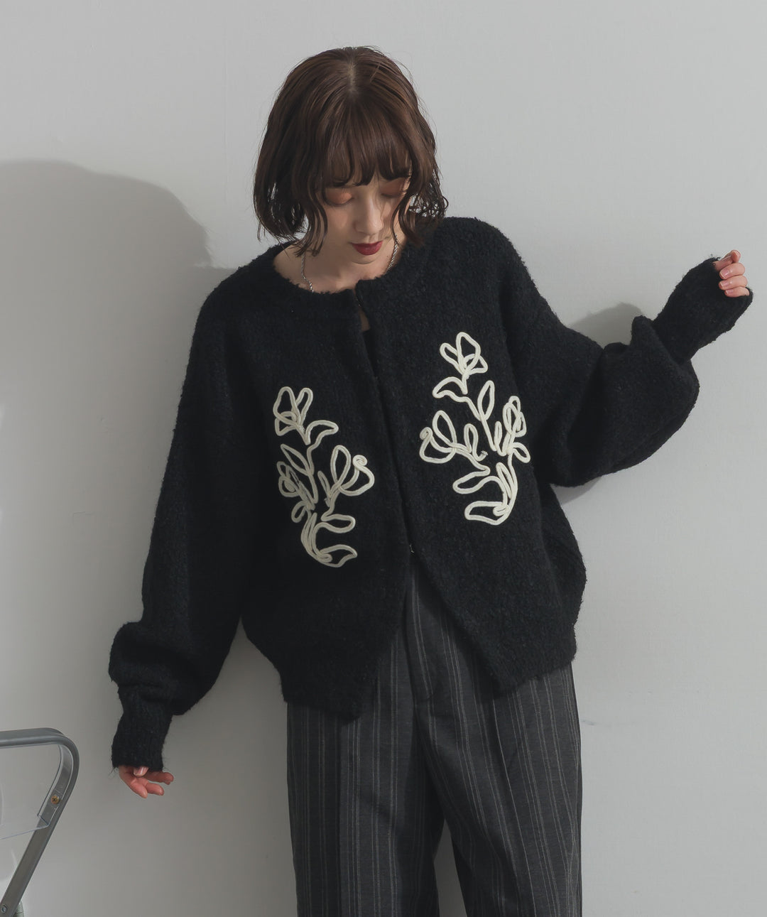 テープ刺繍ニットカーディガン