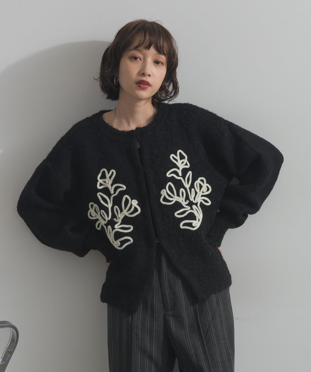 テープ刺繍ニットカーディガン