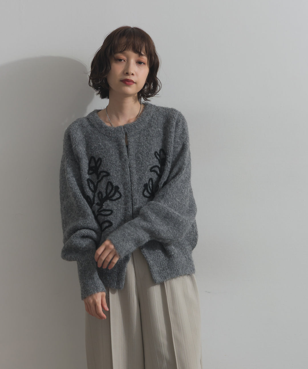 テープ刺繍ニットカーディガン