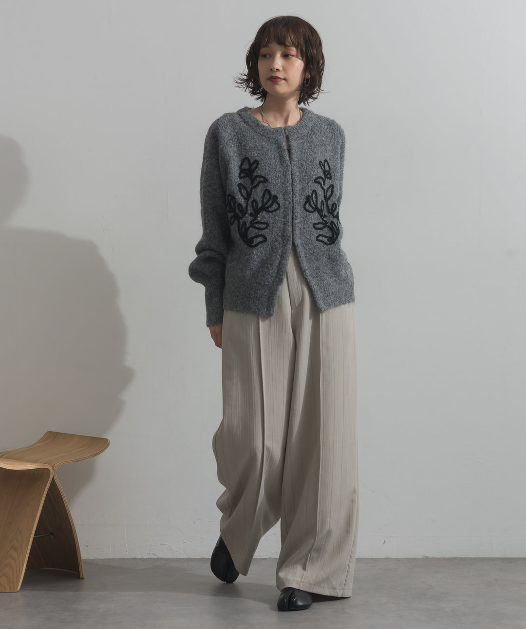 テープ刺繍ニットカーディガン