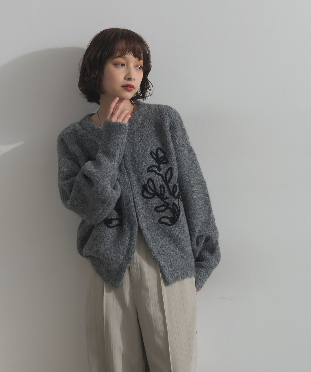 テープ刺繍ニットカーディガン