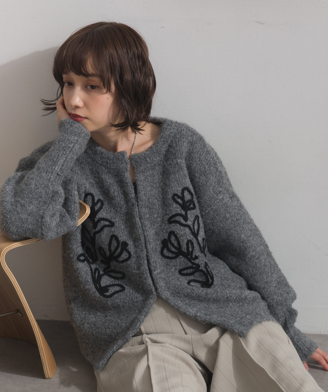 テープ刺繍ニットカーディガン