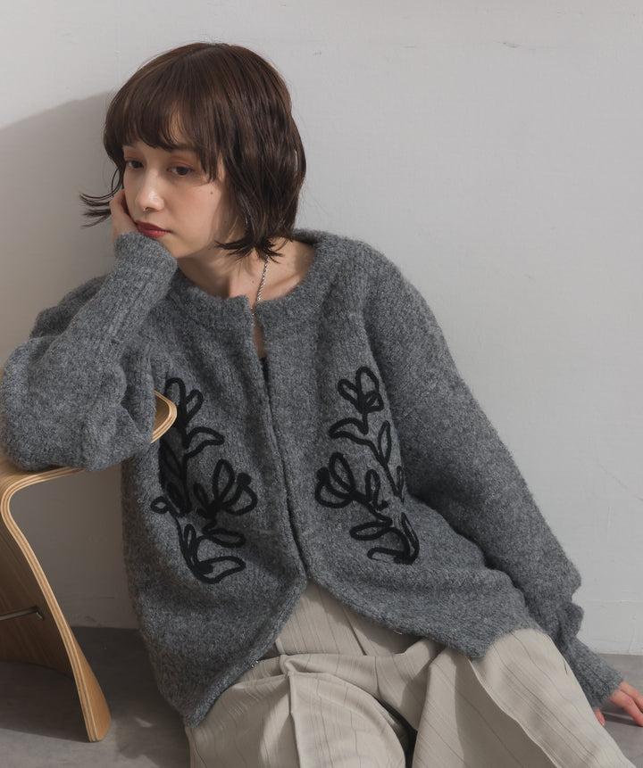 テープ刺繍ニットカーディガン