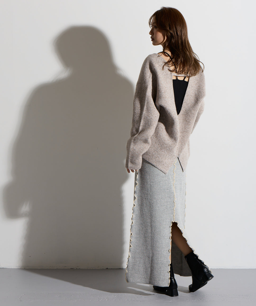 【SET】バックオープンUネックニット＋メロウラインスカー