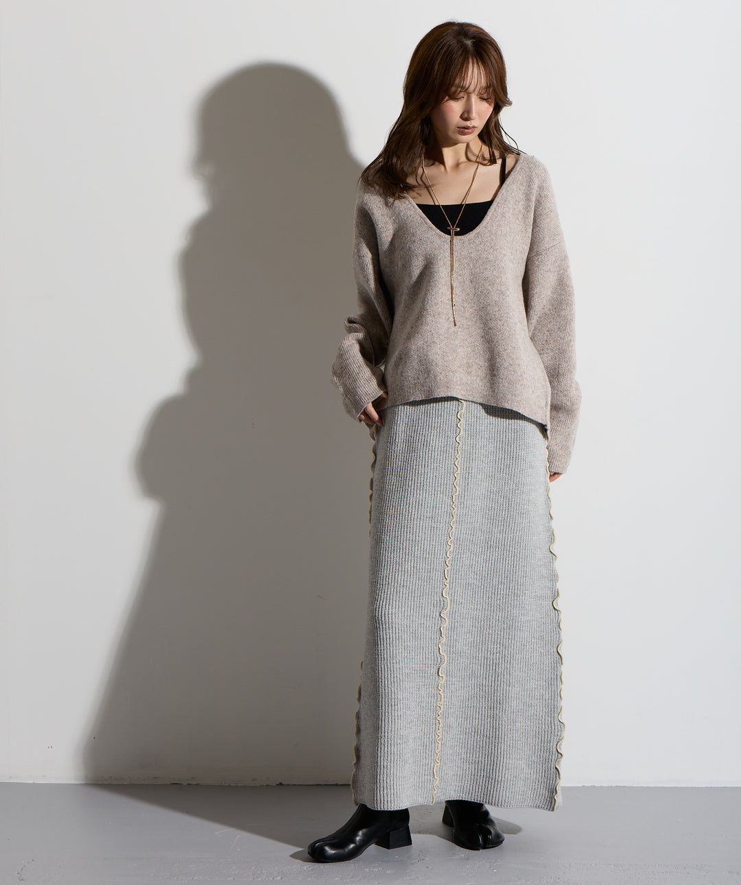 【SET】バックオープンUネックニット＋メロウラインスカー