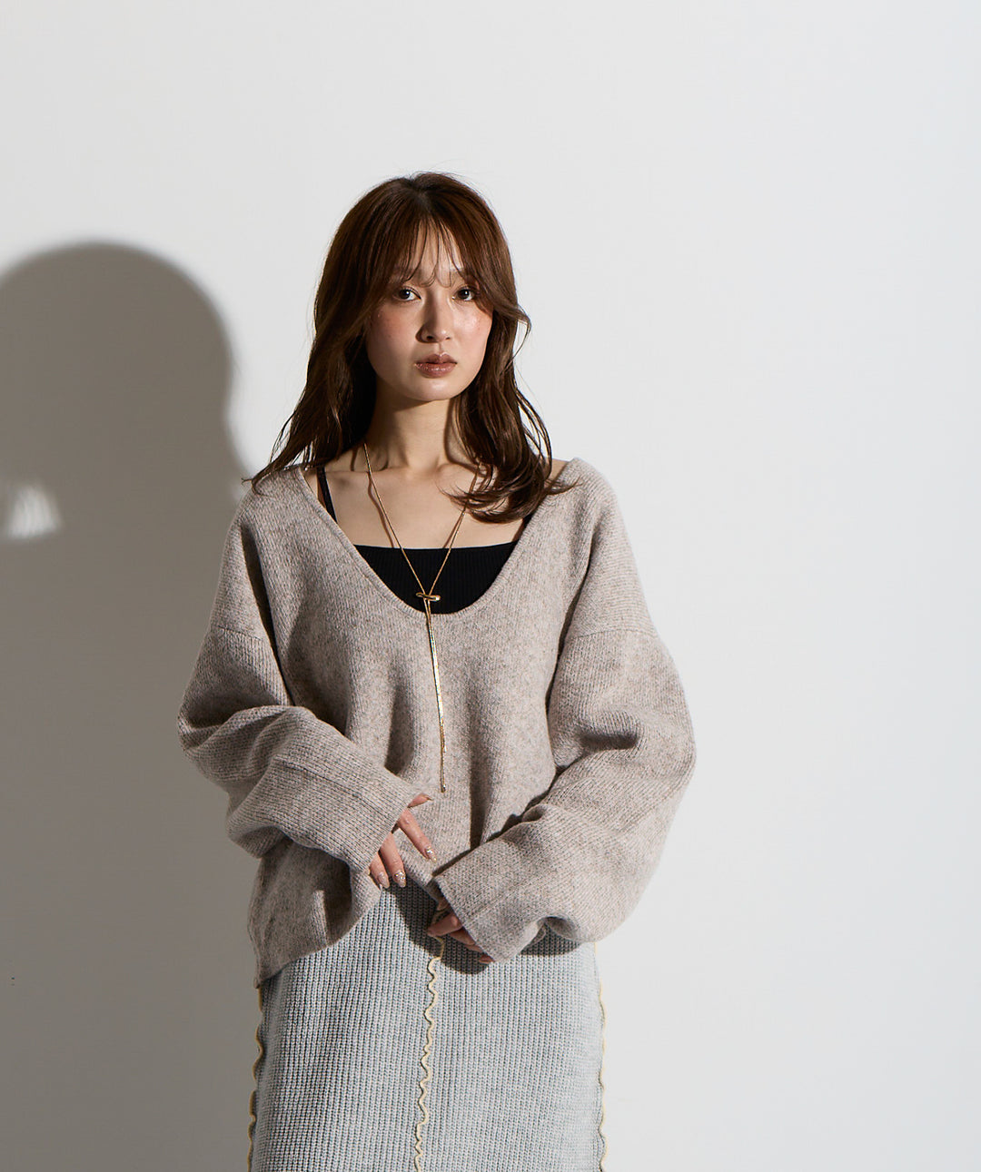 バックオープンUネックニット