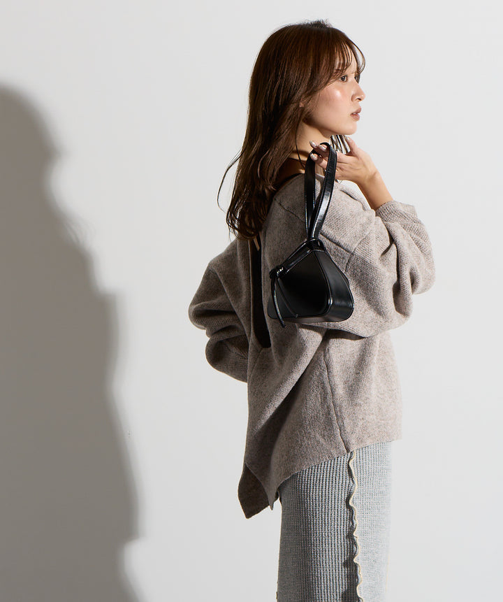 バックオープンUネックニット