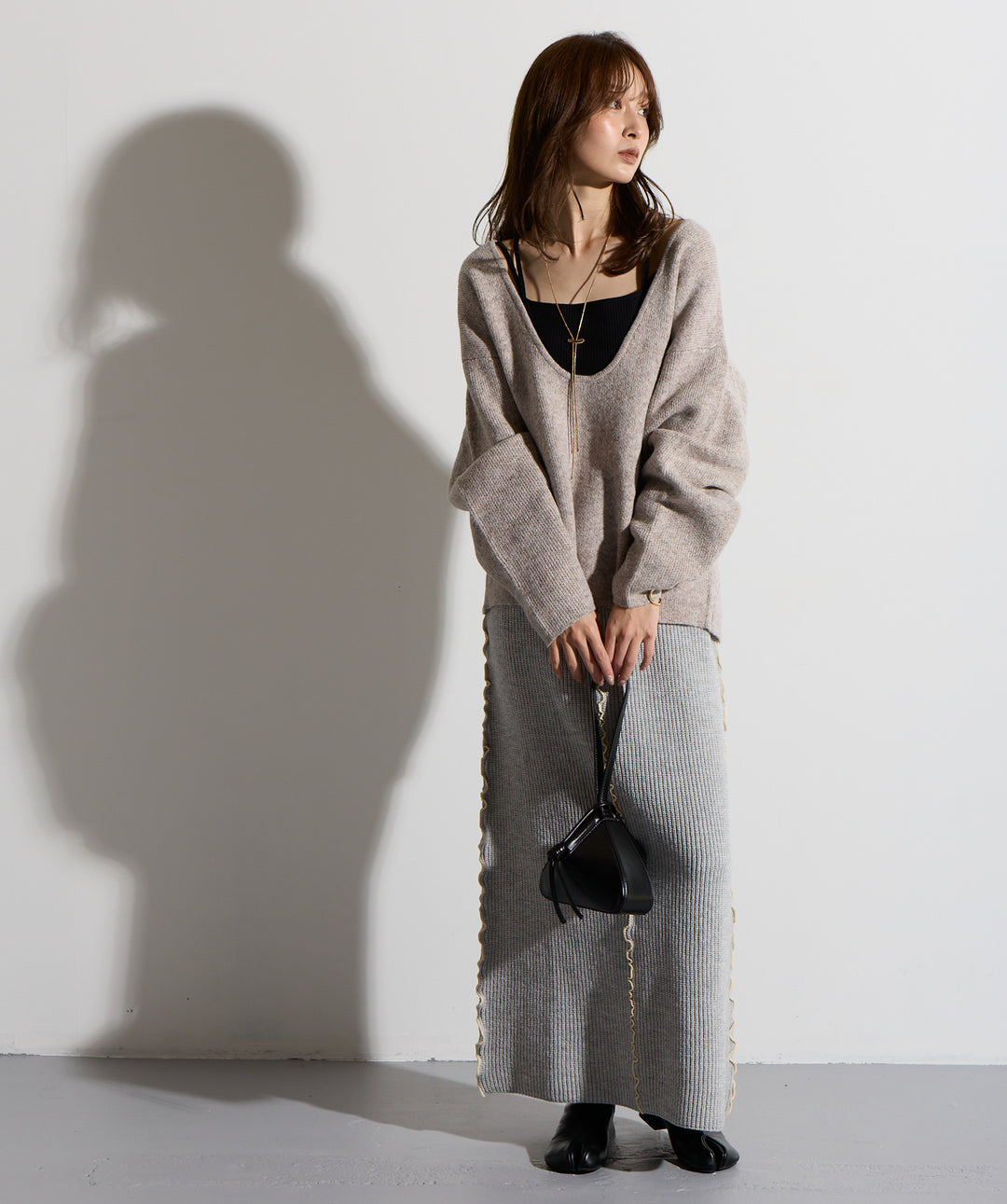 バックオープンUネックニット