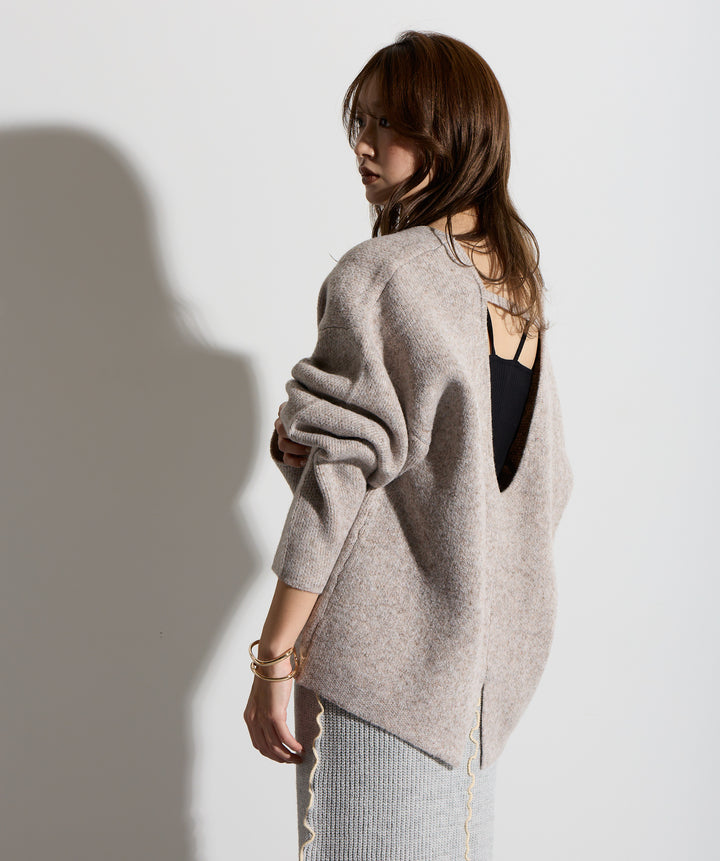 バックオープンUネックニット