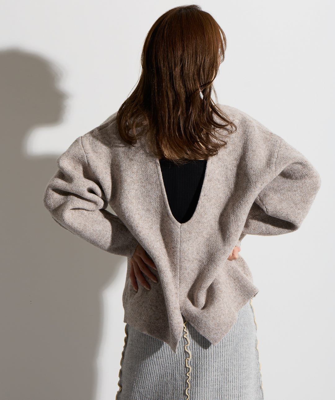 【SET】バックオープンUネックニット＋メロウラインスカー