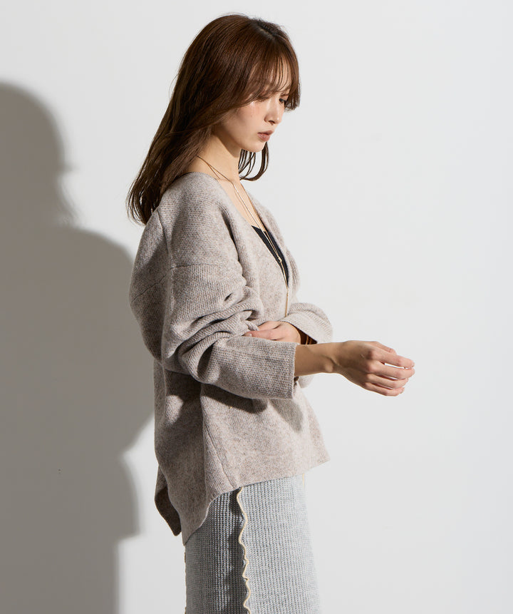 バックオープンUネックニット