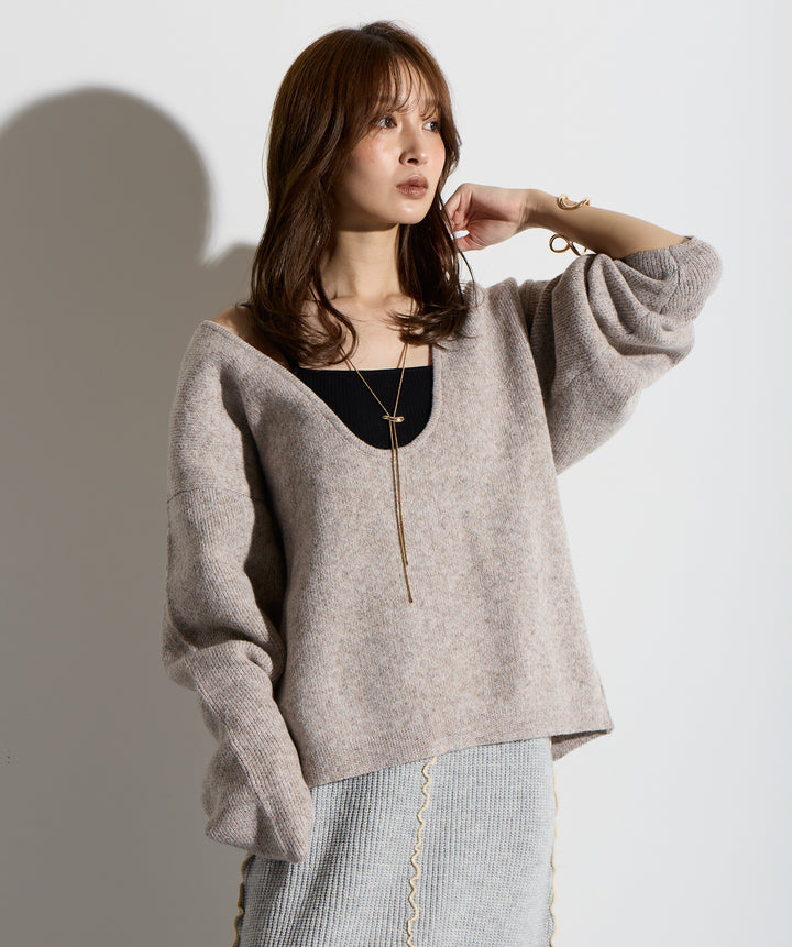 バックオープンUネックニット