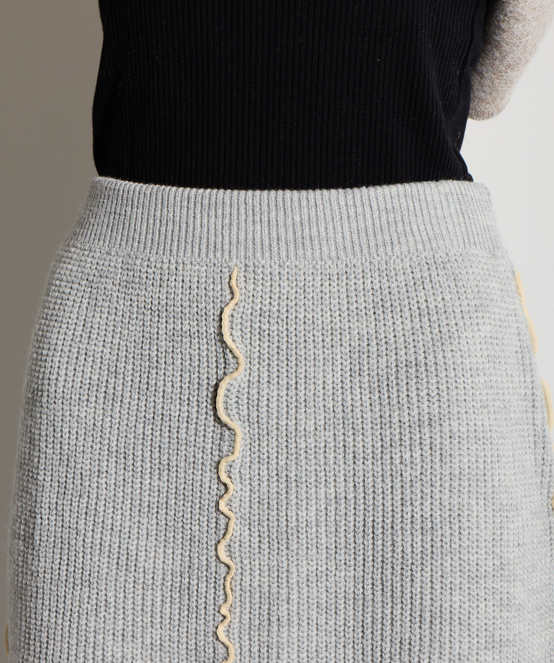 【SET】バックオープンUネックニット＋メロウラインスカー
