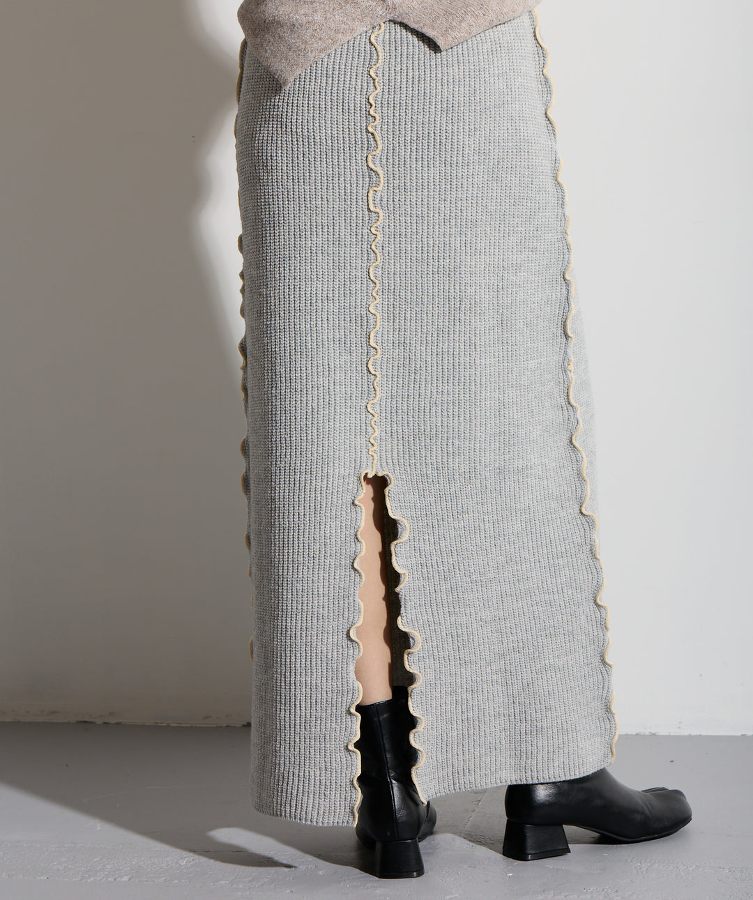 【SET】バックオープンUネックニット＋メロウラインスカー