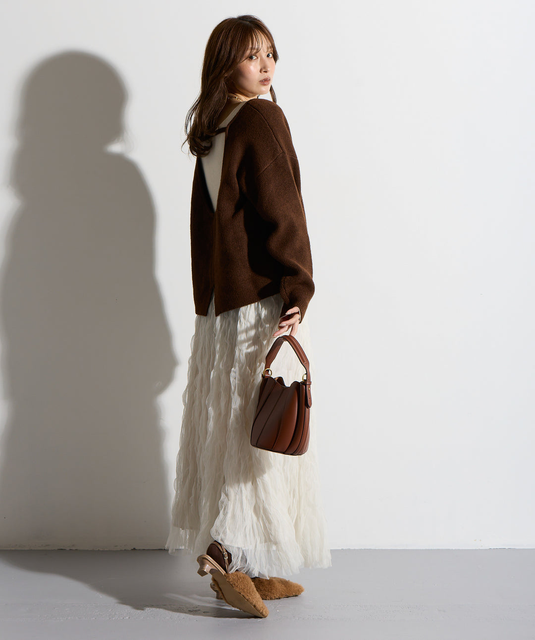 バックオープンUネックニット