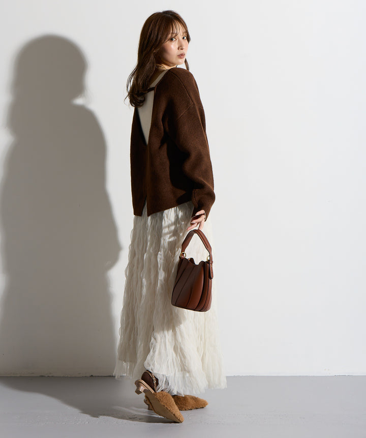 バックオープンUネックニット