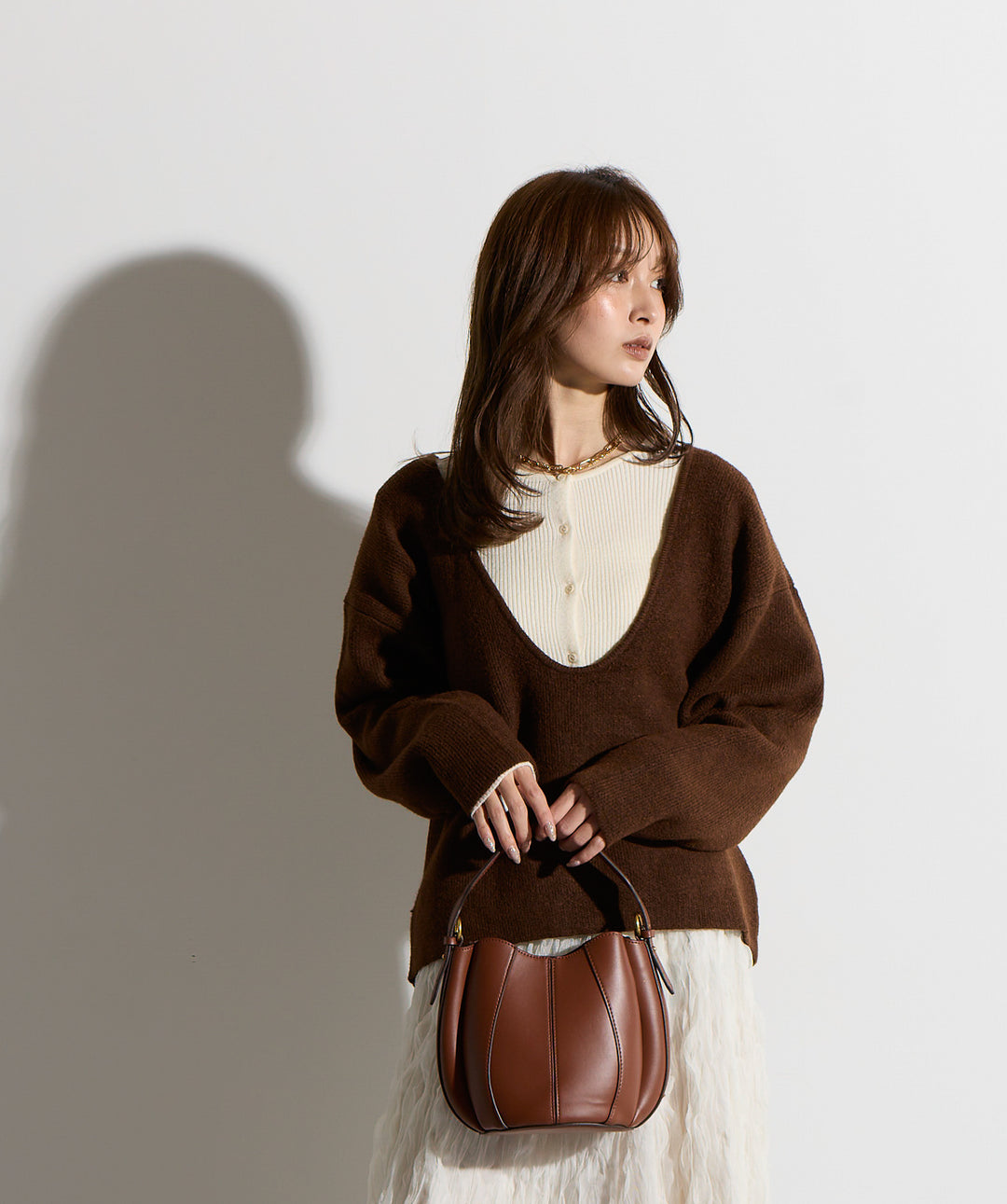 バックオープンUネックニット