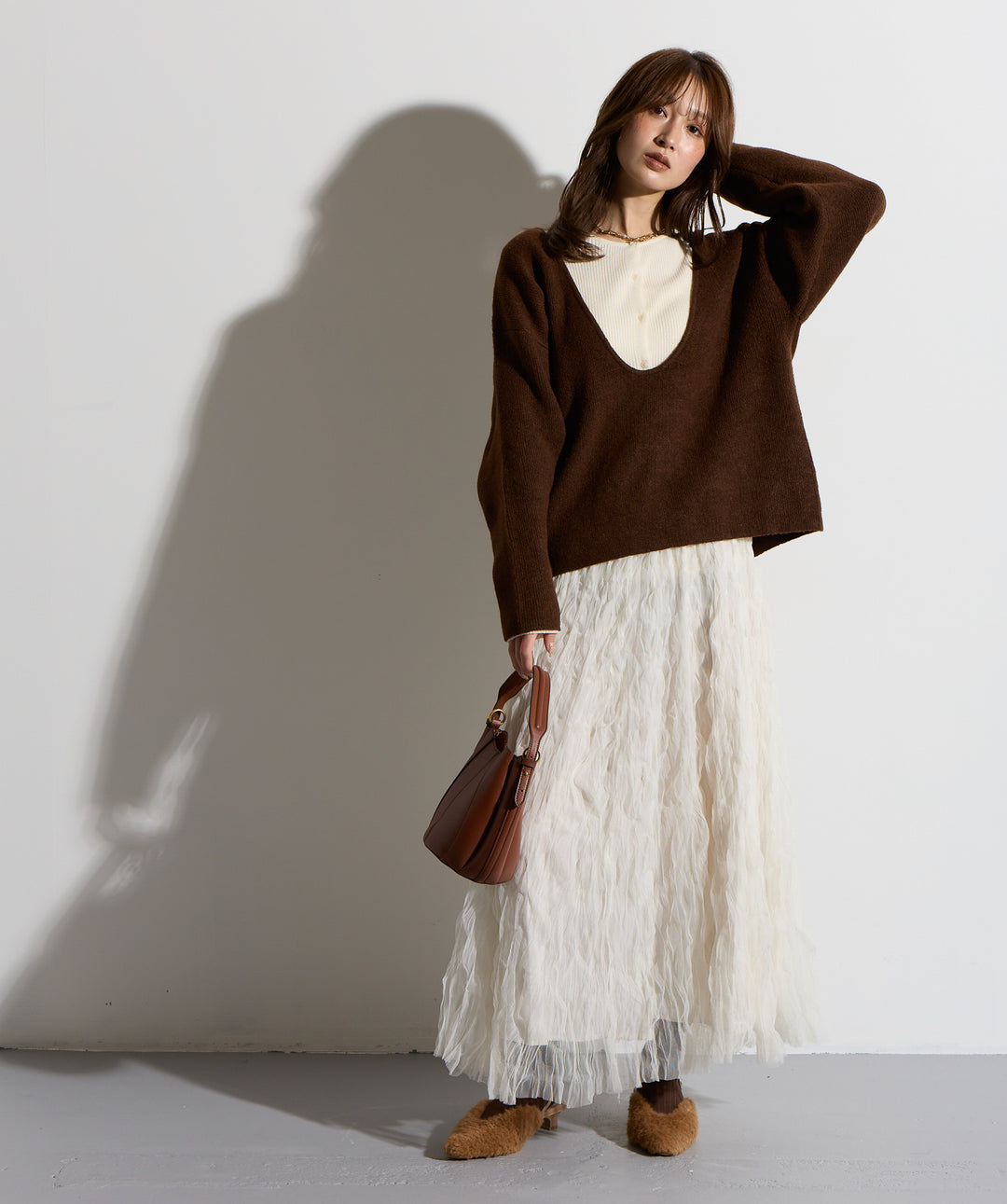 バックオープンUネックニット