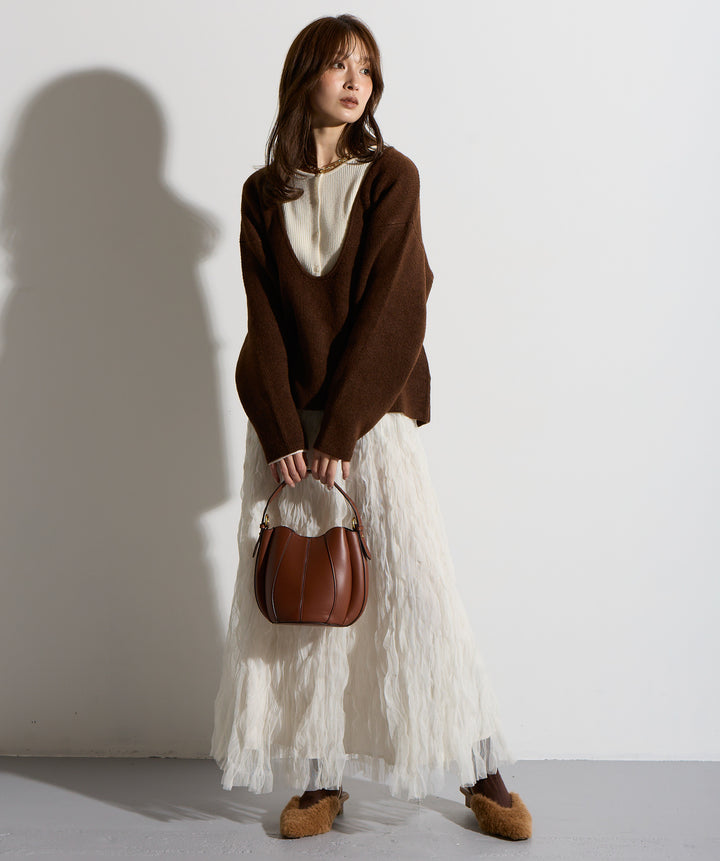 バックオープンUネックニット