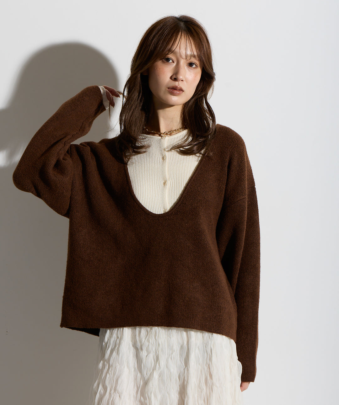 バックオープンUネックニット