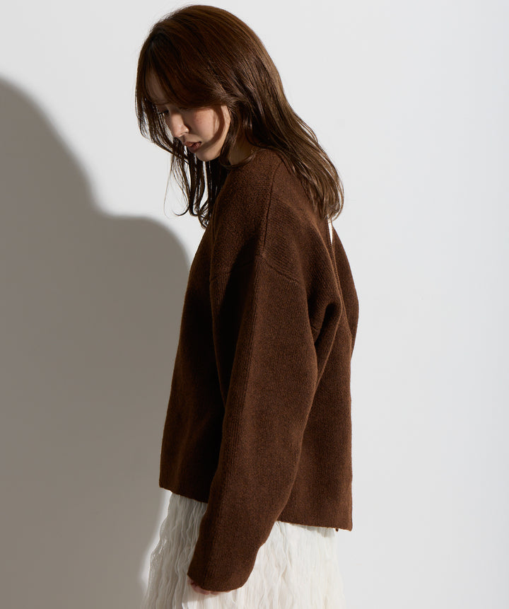 バックオープンUネックニット