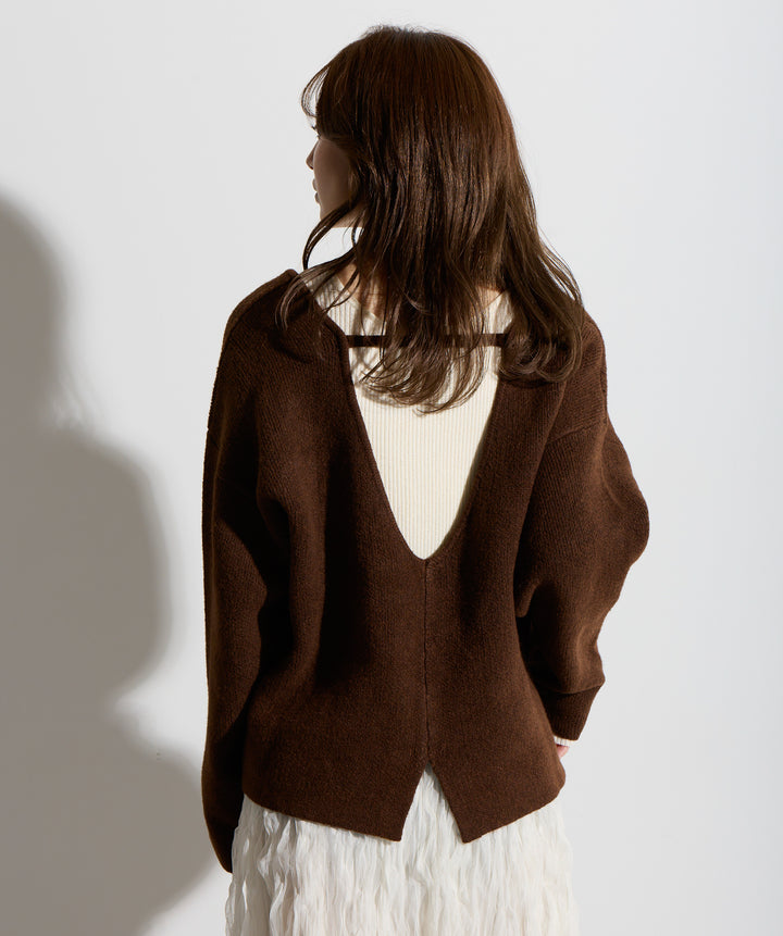 バックオープンUネックニット