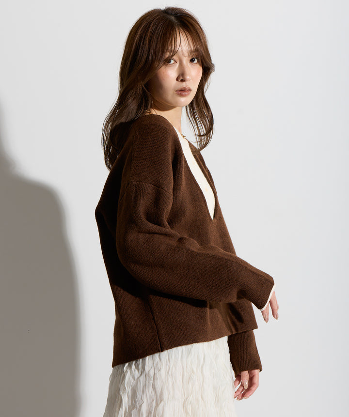 バックオープンUネックニット