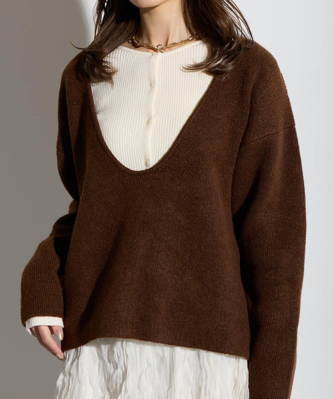 バックオープンUネックニット