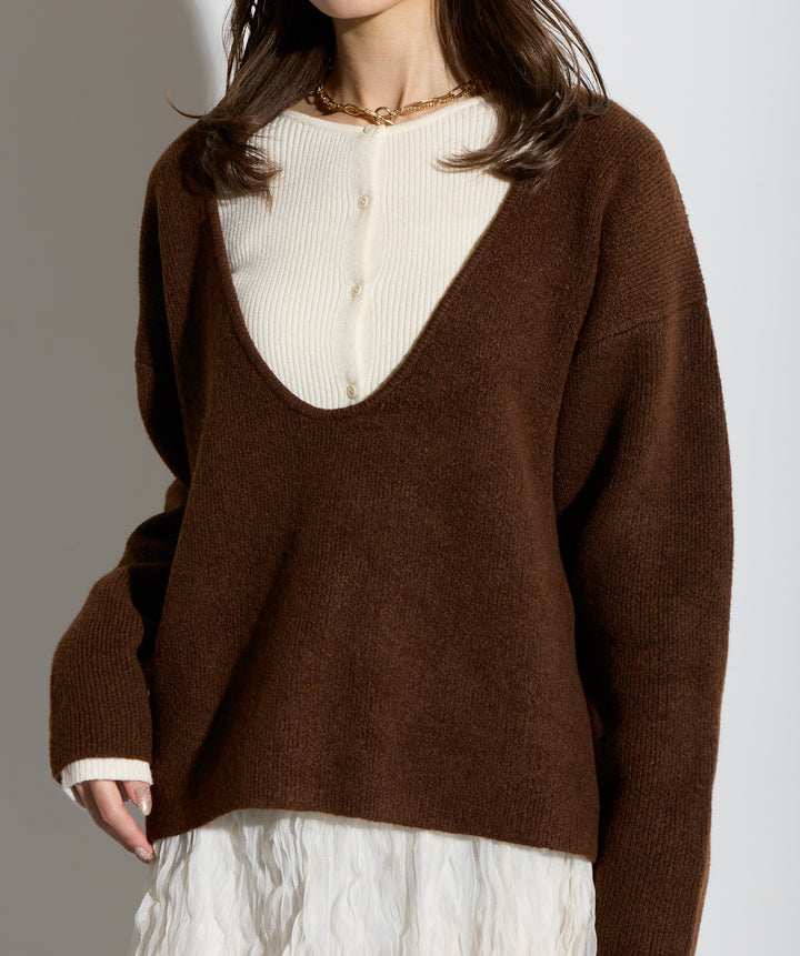 バックオープンUネックニット