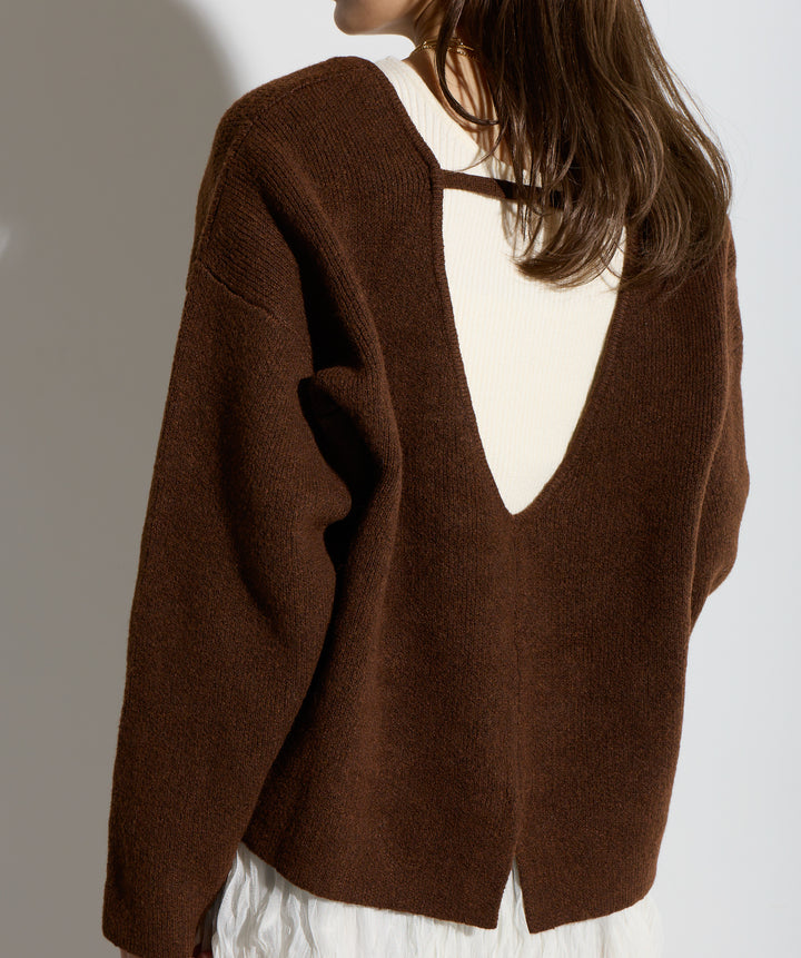 バックオープンUネックニット