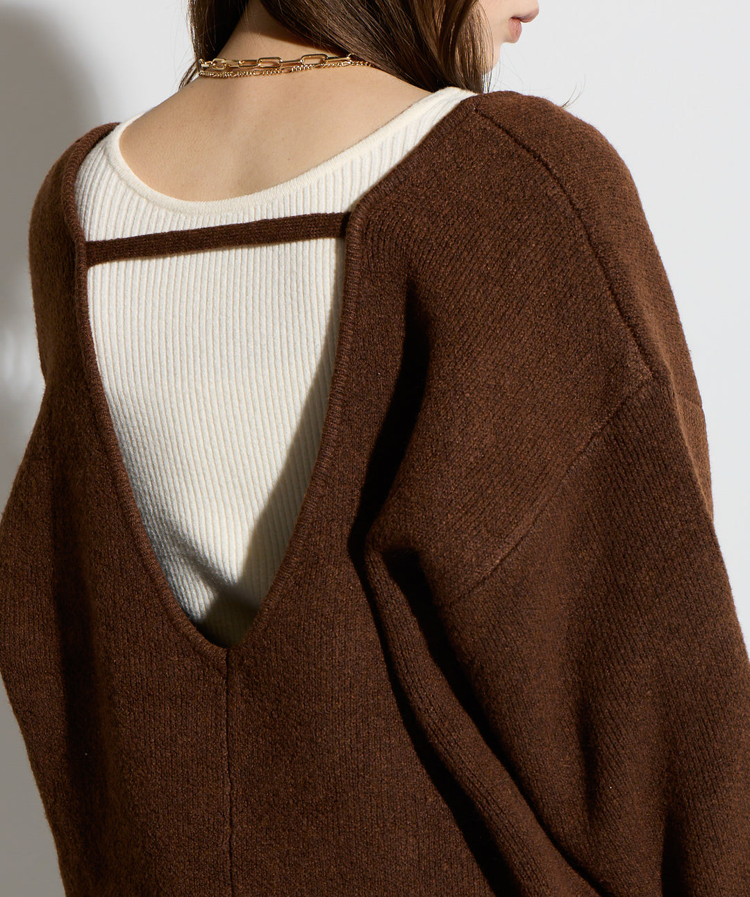 バックオープンUネックニット