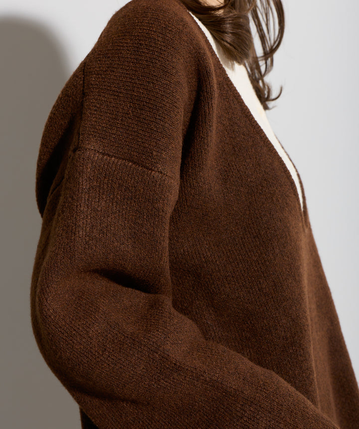 バックオープンUネックニット