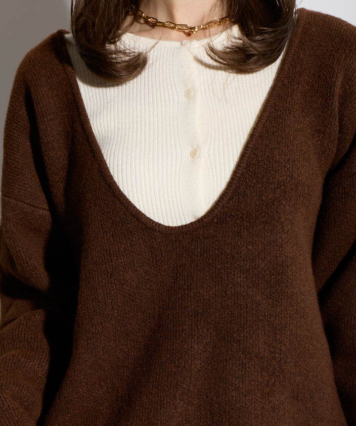 バックオープンUネックニット