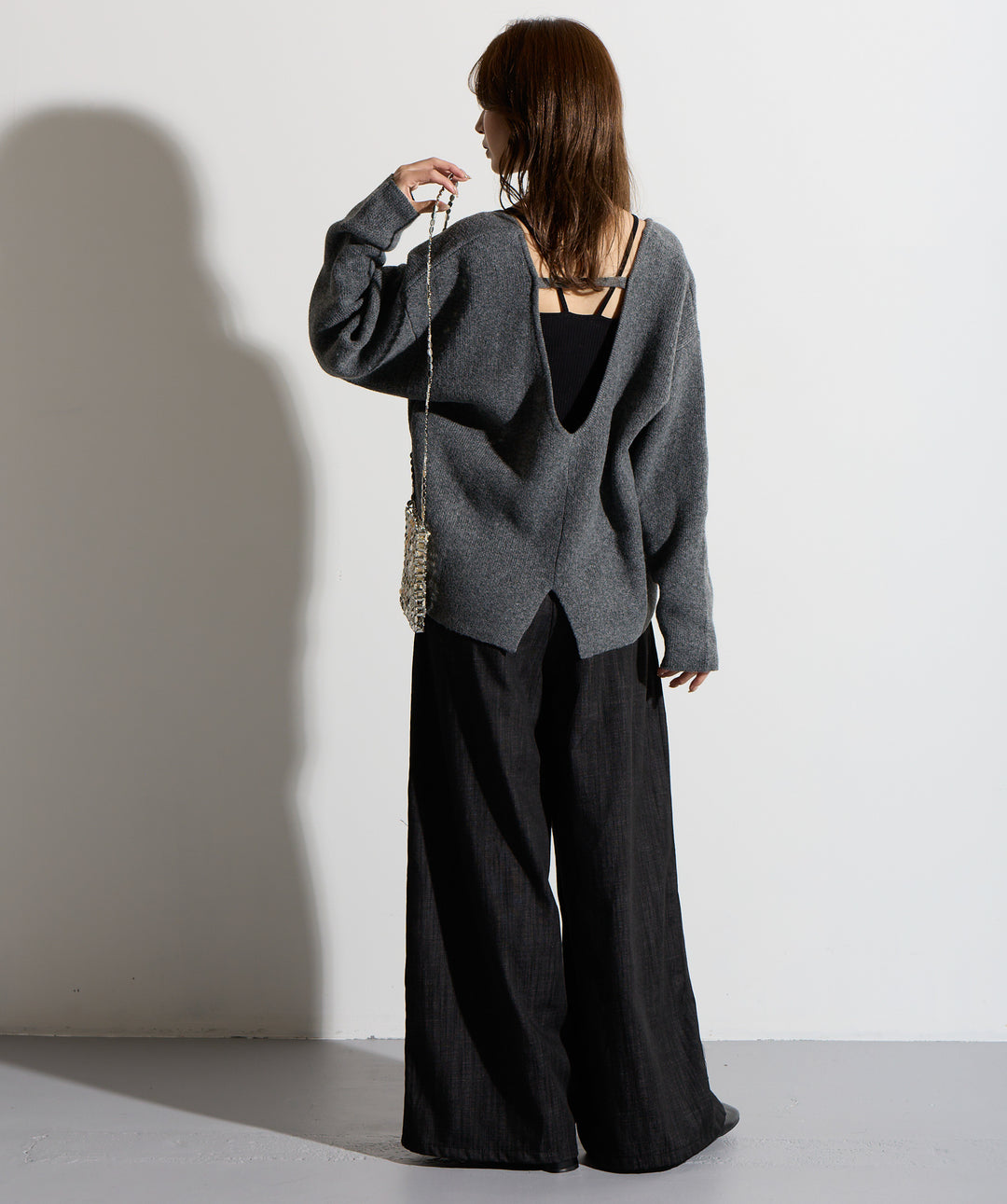 バックオープンUネックニット