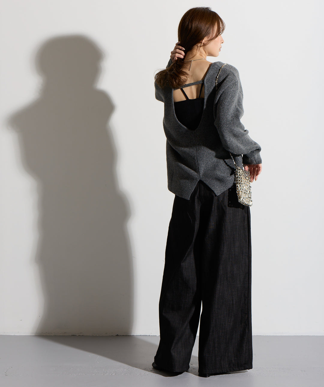 バックオープンUネックニット