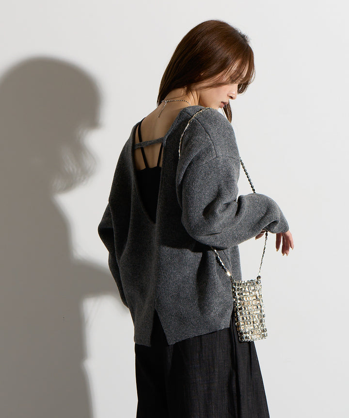 バックオープンUネックニット