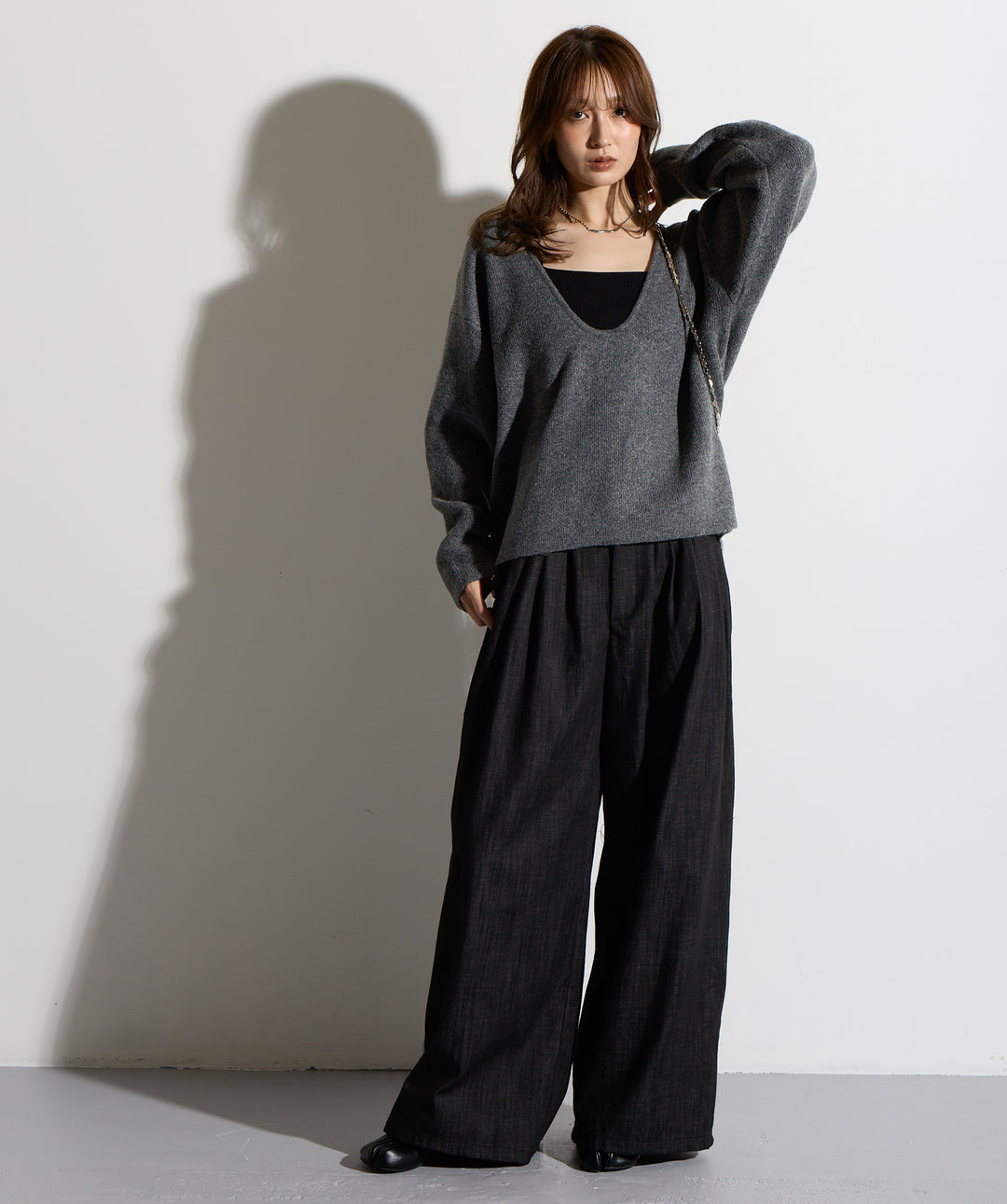 バックオープンUネックニット