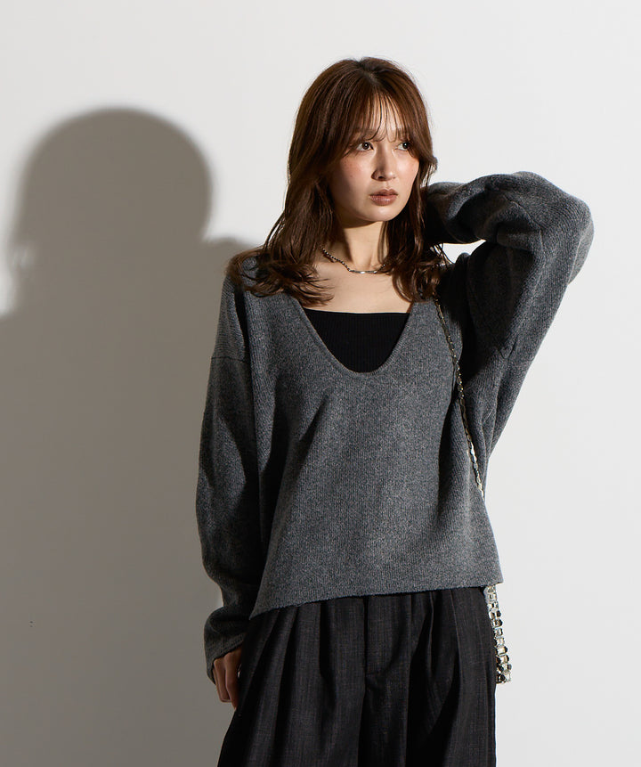 バックオープンUネックニット