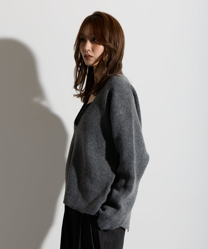 バックオープンUネックニット