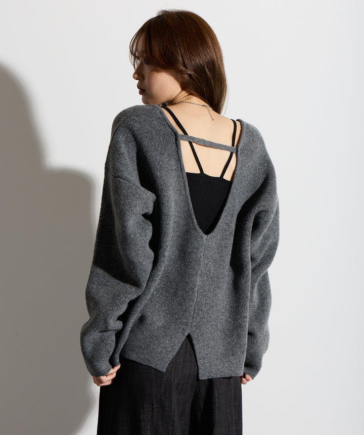 バックオープンUネックニット