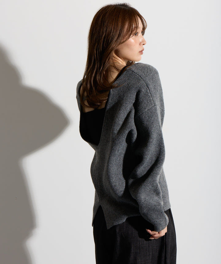 バックオープンUネックニット