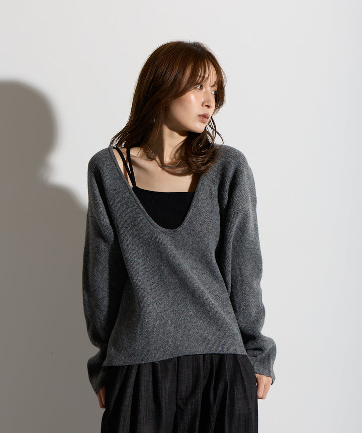 バックオープンUネックニット