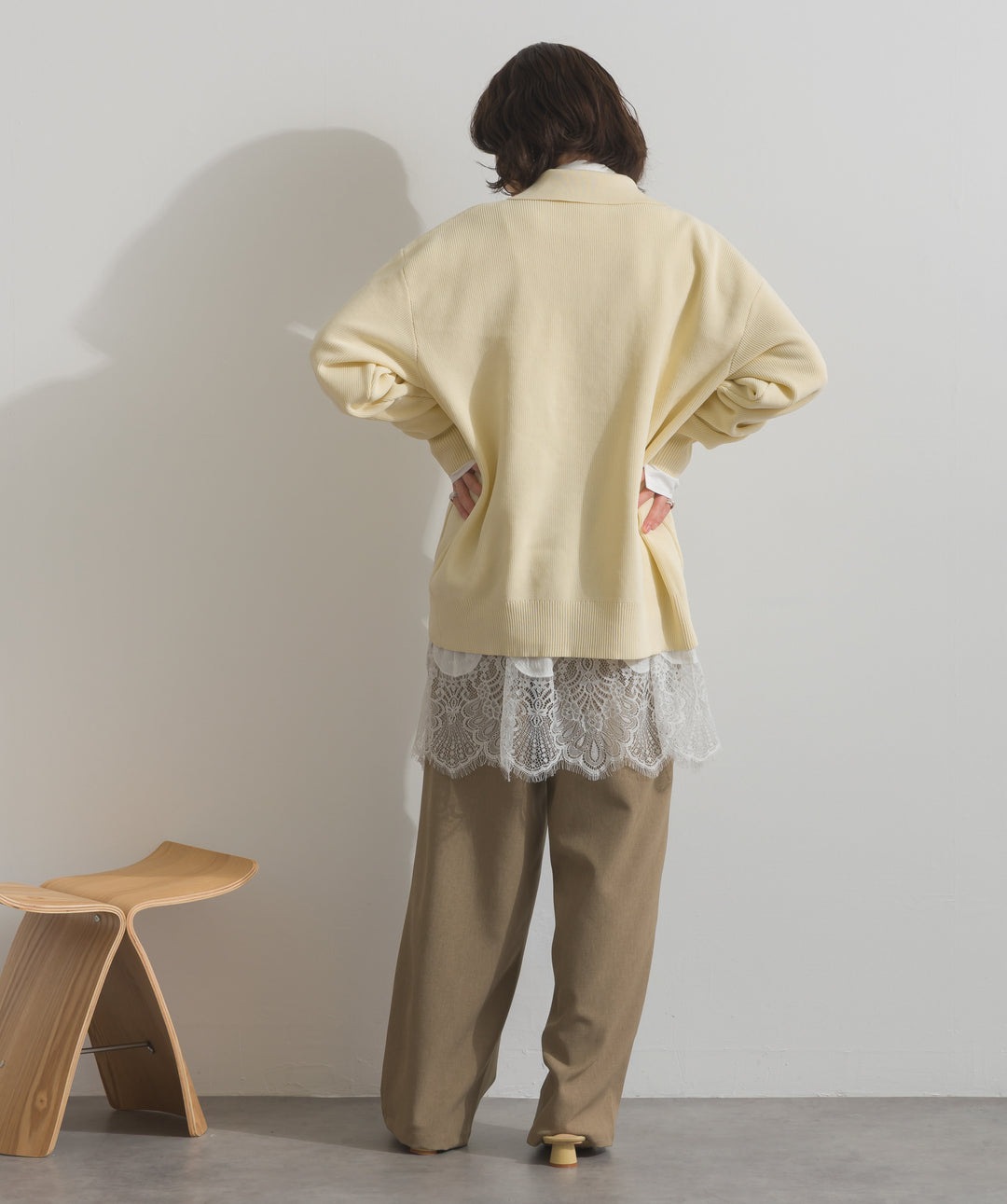 【TOPS SET】メタルボタン衿付きニットカーディガン＋ポプリン裾レースシャツワンピース