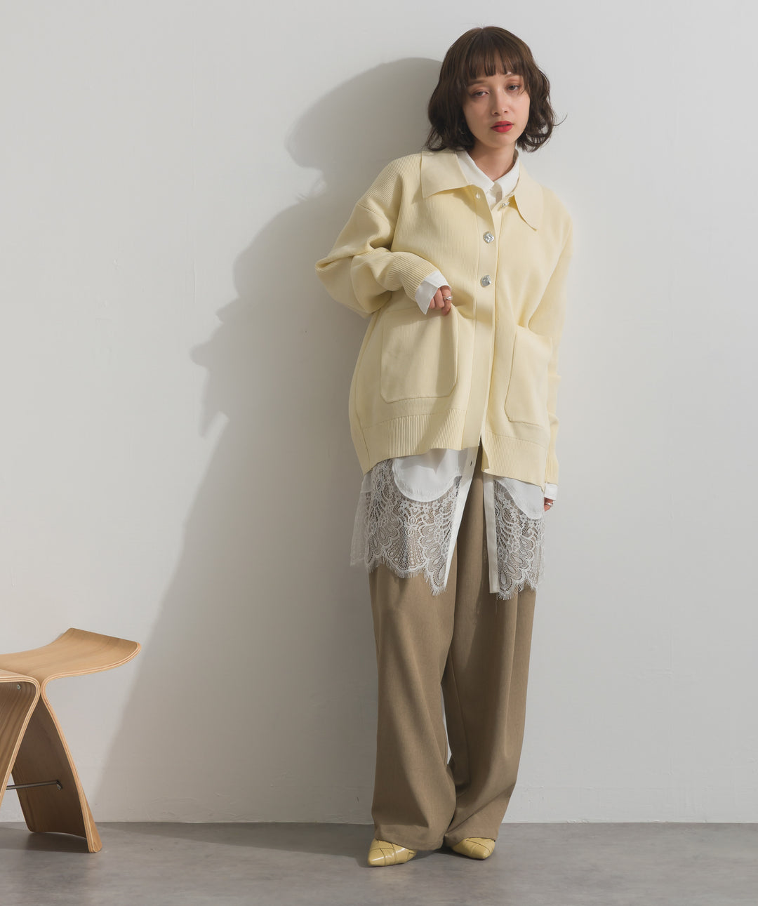 【TOPS SET】メタルボタン衿付きニットカーディガン＋ポプリン裾レースシャツワンピース