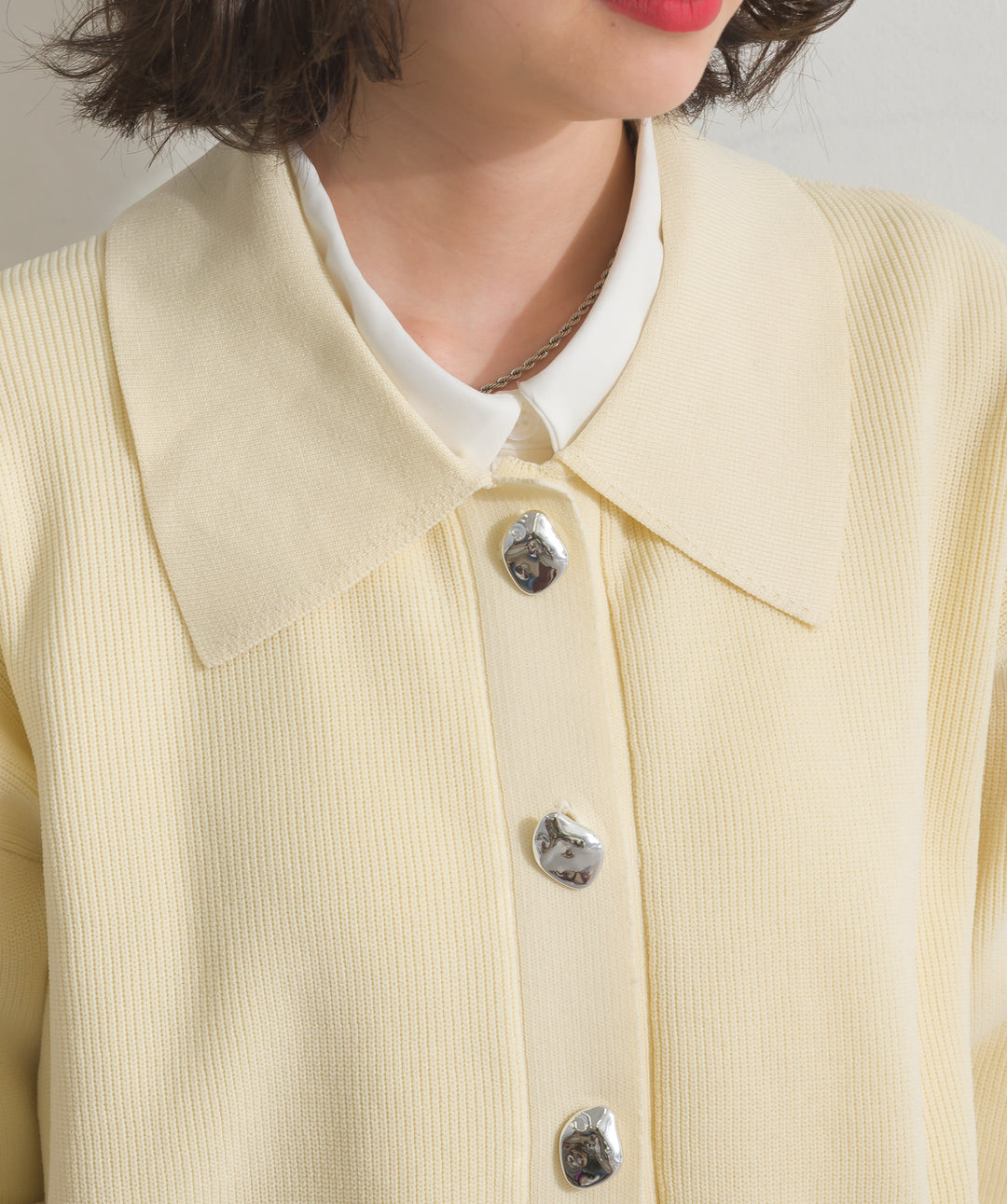 【TOPS SET】メタルボタン衿付きニットカーディガン＋ポプリン裾レースシャツワンピース