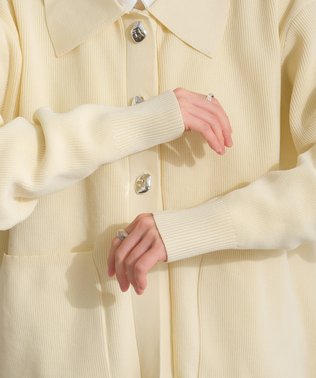 【TOPS SET】メタルボタン衿付きニットカーディガン＋ポプリン裾レースシャツワンピース